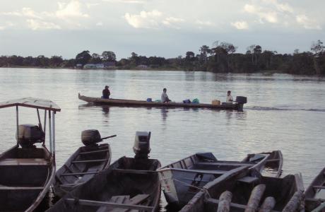 Puinaves saliendo a faenas de pesca nocturna